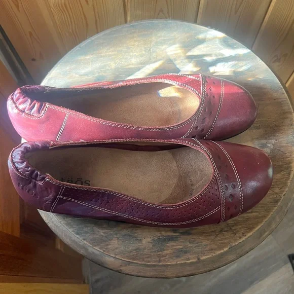 Taos Footwear Women's Sleek Wine Colored Flats - Picture 2 of 6
